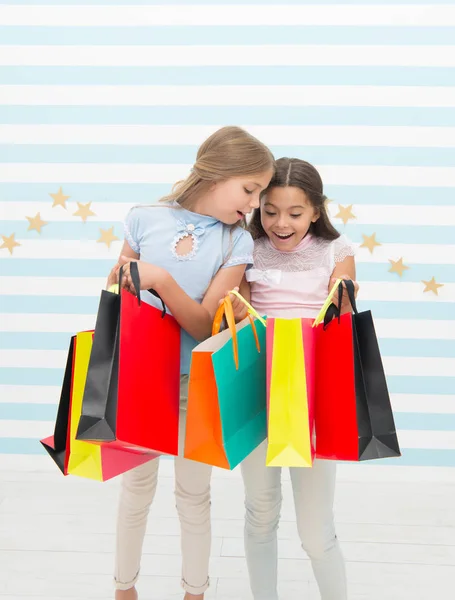 A bevásárlás, a hely a szórakozásra. Aranyos kis vásárlók. Imádnivaló lányok keresnek a bevásárló táskák. Kisgyermekek élvezni vásárolni. Vásárlás az életben — Stock Fotó