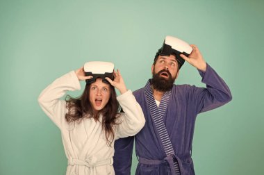 Bilinçli uyanış. Gerçeğe dönmek. Erkek ve kadın vr keşfedin. VR teknolojisi ve gelecek. VR iletişim. Heyecan verici izlenimler. Sanal gerçeklik uyanış. Kaç bornoz içinde vr gözlük