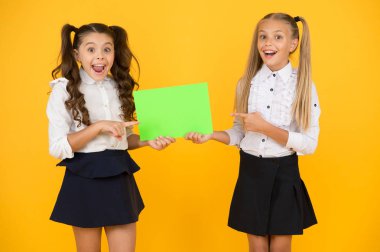 Kız okul üniforması posteri. Okul konseptine geri dönelim. Liseli kızlar gösteri afişi. Sosyal poster fotokopi alanı. Sosyalleşme çocukların birbirleriyle nasıl geçindiğini içerir. Okul Sosyalleşmesi