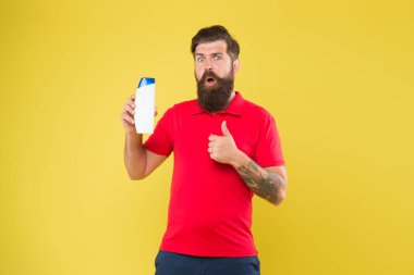 Tamamen organik bir deneyim. Adam yakışıklı sakallı berber şişe şampuan duş jeli tutun. Erkekler için şampuan kremi. Kozmetik plastik konteyner. Berber salonu. Kuaför berber konsepti