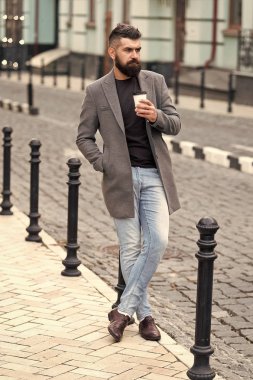 Paket kahve. Sakallı hippi, kahve fincanı içer. İyi hazırlanmış bir işadamı, şehir dışında kahve molası verir. Yürü ve taze kahvenin tadını çıkar. Sokakta birini bekliyor.