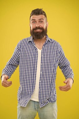 Duygusal ifade. Oldukça şaşırttı. Sakal moda ve Kuaför kavramı. Adam hipster şık sakal sarı arka plan sakallı. Kuaför ipuçları sakal korumak. Sakal ve bıyık bakımı. Hipster görünüm