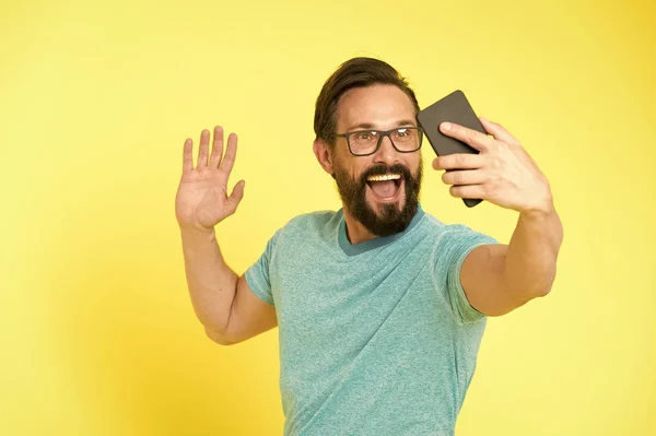 Concetto user friendly. Uomo eccitato per le opportunità di telefonia mobile. Hipster uso allegro smartphone. Uomo utente felice di smartphone moderno. Rimani in contatto con il moderno smartphone. Iscriviti alla comunità online — Foto Stock