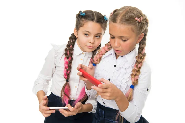 Tecnología digital para la enseñanza y el aprendizaje. Niños pequeños usando tecnología móvil en el aula aislados en blanco. Promover la tecnología en la educación. Los beneficios de la tecnología educativa — Foto de Stock