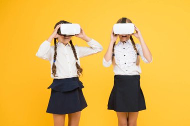 O kadar gerçek ki. Çocuklar kablosuz sanal gerçeklik gözlüğü takıyor. Mutlu çocuklar modern teknolojiyi kullanır. Gelecekteki eğitim. Okula dönüyorum. Dijital gelecek ve yenilik. Sanal gerçeklik. VR kulaklıklı küçük kızlar