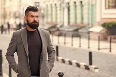 Çalışma gününün başlangıcı. Sakallı adam işe gidiyor. Sokaklarda iş yapan bir hippi. Modern şehirdeki iş adamı. Meşgul bir hayat süren profesyonel iş adamı. Kendinden emin ve başarılı.