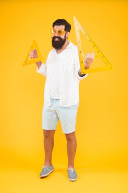 Mühendislik Fakültesi öğrencisi. Zeki bir öğrenci. Üniversite eğitimi. Üçgen sakallı inek. Özellikler araştırılıyor. Erkek matematik dersi. Ölçüm aletini kullanan öğrenci