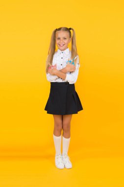 Küçük eller için özel ders. Yaratıcı el sanatları. Yaratıcılığı geliştir. Okula dönmenin en güzel yanı. İlkokul çocukları için el işi. Liseli kız el sanatları için okul kırtasiye malzemeleri bulundurur.