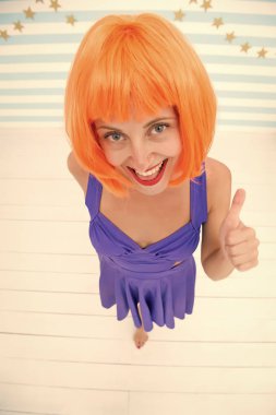 Çılgın kız, mutlu yüzüyle başparmak hareketi yapıyor. Mükemmel bir görünüşün var. Her ayrıntıda mükemmellik. Mükemmel uyuyor. Mutlu çılgın kızın mükemmel görünüşü baş parmağını gösteriyor..