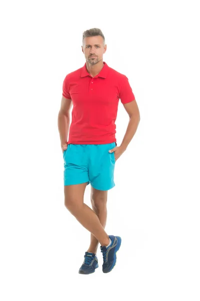 Cuerpo atlético. Hombre atleta aislado fondo blanco. Hombre guapo en camisa y pantalones cortos. Traje deportivo de hombre. Concepto de moda. Hombre modelo tienda de ropa. Estilo deportivo. Ropa de hombre y ropa de moda — Foto de Stock