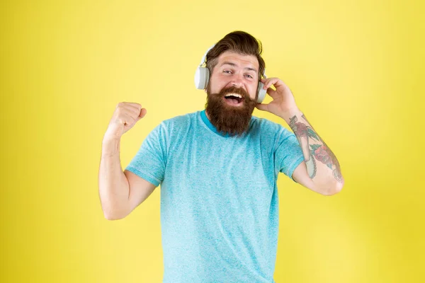 Bearded man lyssna musik trådlös Gadget. Hipster Happy med moderna trådlösa hörlurar. Frihet går trådlösa erbjudanden du är oöverträffad. Trådlösa hörlurar levererar rent ljud. Modern teknik — Stockfoto