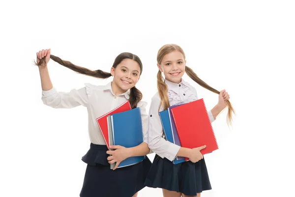 Privéschool. Meisjes met school leerboeken witte achtergrond. We houden van studeren. Studeren is leuk. Koop boek voor extra school cursus. Leerlingen die leerboeken meenemen naar schoolklassen. Taalcursussen voor jongeren — Stockfoto