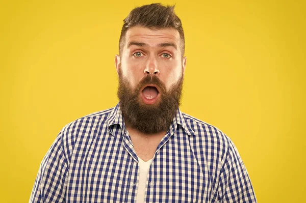Hombre barbudo hipster con la cara estornuda ojos abiertos cerca de fondo amarillo. Brutal hipster estornudando. Concepto de alergia. Tome medicamentos para la alergia. No puedo dejar de estornudar. Voy a estornudar. — Foto de Stock
