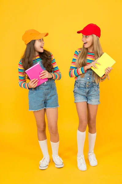 Aufgeregt beim Studieren. Studiengruppen helfen den Studenten, Material tiefer zu lernen. Kinder mit Büchern lernen gemeinsam. zurück zur Schule. positive Energie erzeugen, aktive Teilnahme fördern. lässt studieren — Stockfoto