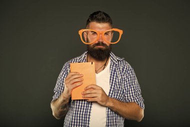 İnek şıkmış. İneklerin kitap tutması üzerine çalış. Ders notları olan üniversite erkek öğrencisi. Süslü gözlük takan kitap manyağı. Parti gözlüklü sakallı adam ders kitabıyla