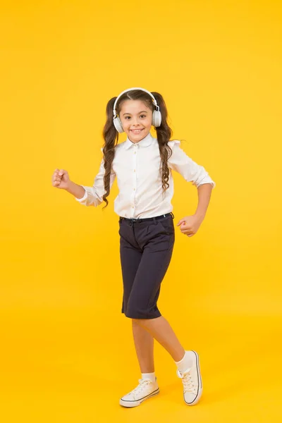 Educación y concepto divertido. Educación en línea. Lección de escucha. Canta. A los niños les gusta la música. Escuelas de audio. Enseñanza en casa. Auriculares de alumna pequeña. Niño feliz escuchar música. Audio libro — Foto de Stock