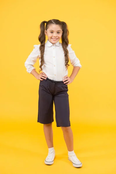 Une écolière moderne. Écolière heureux souriant pupille cheveux longs. Début de l'année universitaire. Adorable écolière. C'est l'heure d'étudier. Prêt pour la leçon. La mode scolaire. Concept de journée internationale de l'enfant — Photo