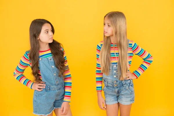 Concepto de rivalidad. Belleza natural. Pelo largo mejor adorno femenino. Chicas rubia y morena brillante cabello sano. Crecer el pelo. Peluquería. Niños hermosos amigos o hermanas con peinados perfectos —  Fotos de Stock