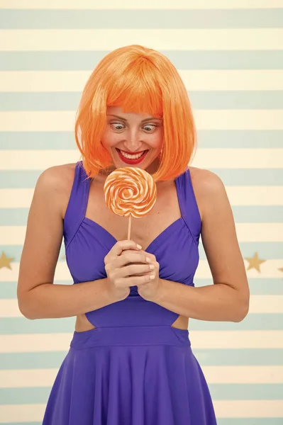 Chica de moda con pelo naranja divertirse. modelo pinup feliz con piruleta en la mano. Chica guay con piruleta. Mujer sexy. Chica loca de humor juguetón. Una chica loca. Disfrutando del tiempo de juego. Volverse loco — Foto de Stock