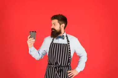 Hipster barista bardağı taze demlenmiş damlatılmış kahve. En iyi kahveyi yapıyorum. Kahve, yavaş yavaş sıcak suyu ezilmiş fasulyelerin arasından dökerek yapılıyor. Üçüncü dalga harekettir. Yüksek kaliteli kahve üretir.