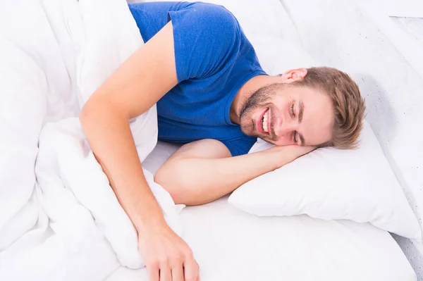 Mempertahankan ritme sirkadian yang konsisten sangat penting untuk kesehatan umum. Pria tampan tidur. Tidurlah yang nyenyak setiap malam. Tips tidur lebih baik. Pria berjenggot tidur wajah santai — Stok Foto