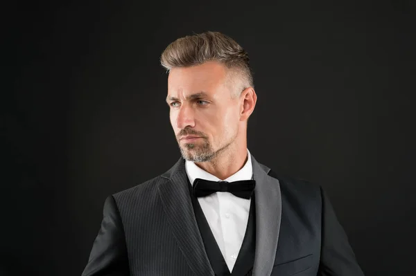 Refinamiento en cada detalle. Tienda de moda. Servicio de alquiler de traje. Elegante atuendo de moda para eventos. Caballero de estilo moderno. Chico bien arreglado guapo macho usar esmoquin. Ropa de moda. Traje a medida — Foto de Stock