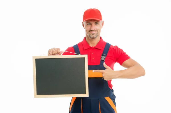 Reparatie advertentie concept. Levering van koeriersdiensten. Salesman en Courier carrière. Koerier en bezorgservice. Postbode-bezorger. Gelukkige man tonen blank Blackboard op witte achtergrond — Stockfoto