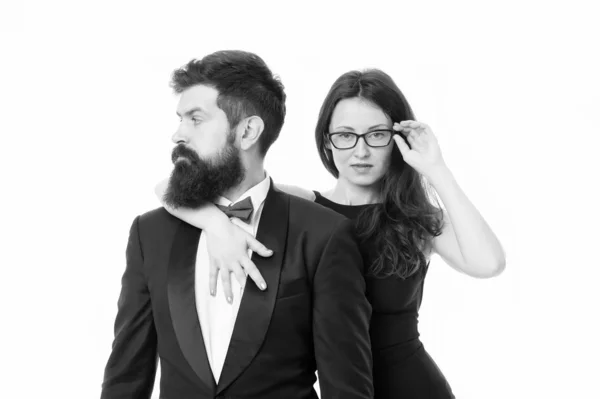 Liefdesrelatie en romantiek. Valentijnsdag. Zakenman met baard en dame. Tuxedo man en elegante vrouw op formeel feest. sexy verliefd stel. formeel paar geïsoleerd op wit. zakelijke bijeenkomst. mode — Stockfoto