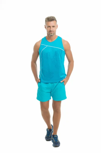 Corps athlétique. Tenue de sport Guy. Concept de mode. Homme mannequin boutique de vêtements. Style sportif. Vêtements homme et vêtements à la mode. Homme athlète isolé fond blanc. Homme beau en chemise et short — Photo