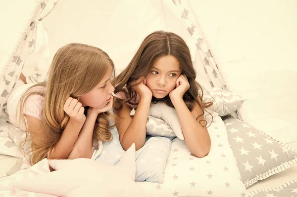 Festa de pijama para crianças. Aconchegante casa Tipi lugar. Irmãs ou melhores amigos passar o tempo juntos leigos na casa de Tipi. Meninas se divertindo casa Tipi. Lazer feminino. Irmãs compartilham fofocas se divertindo em casa — Fotografia de Stock