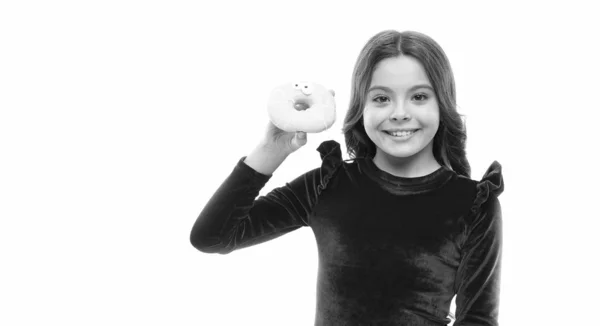 Rompiendo el concepto de dieta. Chica mantenga dulce donut fondo blanco. Niño hambriento de rosquilla dulce. Niveles de azúcar y nutrición saludable. Consejo nutricionista. Dulce obsesión. Feliz infancia y golosinas —  Fotos de Stock