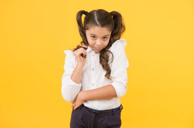 Utangaç güzellik. Ders çalışma zamanı. Derse hazırım. Okul modası. Uluslararası Çocuk Günü konsepti. Modern okul kızı. Liseli kız mutlu gülümseyen öğrenci uzun saçlı. Sevimli utangaç liseli kız.