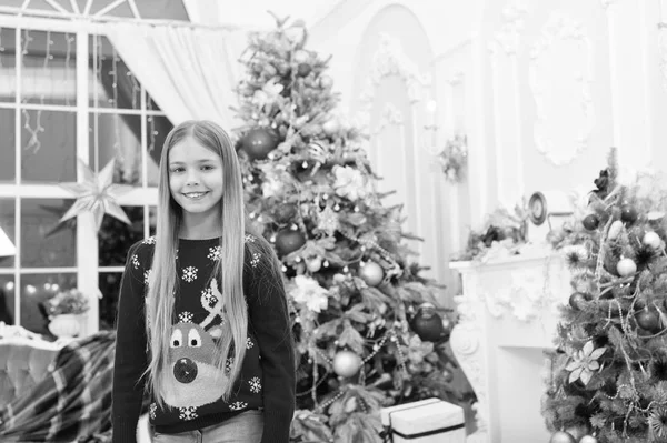 Παιδί απολαμβάνει τις διακοπές. Ευτυχισμένος ο καινούριος χρόνος. Το χειμώνα. Χριστουγεννιάτικες online αγορές. Οικογενειακές διακοπές. Χριστουγεννιάτικο δέντρο και τα δώρα. Το πρωί πριν από τα Χριστούγεννα. Κοριτσάκι — Φωτογραφία Αρχείου