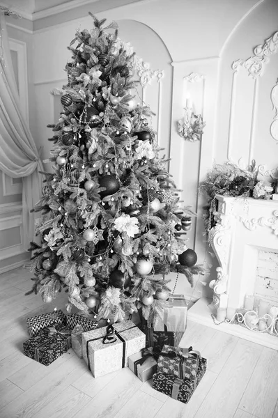 God jul och god jul. Jul. Vackert dekorerade träd med nuvarande box. Gott Nytt År. På morgonen innan Xmas. Nya året semester. Christmas sammansättning. öppen spis. Detta är för dig — Stockfoto