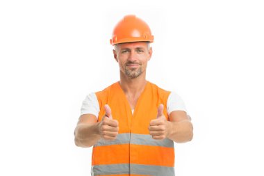 İyi iş çıkardın. Asıl konu güvenlik. Erkek müteahhit koruyucu şapka takar ve beyaz arka plan üniforması giyer. İşçi üreticisi kendine güvenen bir kamera. Koruyucu ekipman konsepti. Güçlü yakışıklı inşaatçı