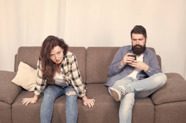 Onu her zaman görmezden geliyor. İlişki sorunu olan üzgün bir çift. Birbirine aşık bir çift kanepede oturuyor. Mutsuz bir çift anlaşmazlık ya da kavga ediyor. Aile sorunları yaşayan evli bir çift.