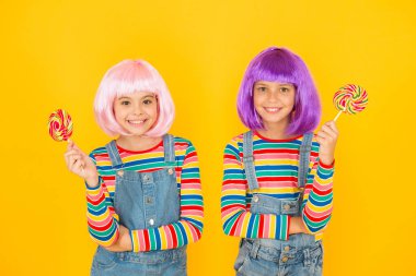 Anime cosplay parti konsepti. Mutlu küçük kızlar. Anime hayranıyım. Yapay saç stilleri olan çocuklar lolipop yiyor. Anime kongresi. Canlı karakterler fantastik temalar. Modern çocukluk. Çocuk günü