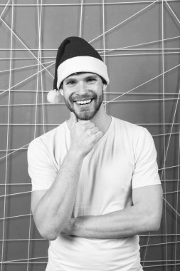 Xmas önce sabah. oğlan santa şapka içinde Noel hediyesi. mutlu Noel Baba adam. Online Noel alışveriş. Yeni Yılınız Kutlu Olsun. teslimat Noel hediyeleri. Kış tatil satış. Mutlu bir anı yakalamak