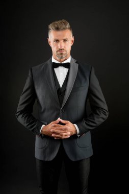 Centilmen modern tarzı. Adam iyi bakımlı yakışıklı maço giymek smokin. Moda kıyafetleri. Özel takım elbise. Her ayrıntıda arıtma. Moda dükkanı. Kiralık takım hizmeti. Etkinlik için zarif moda kıyafeti