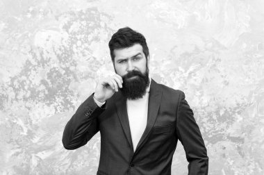 Modern hayat. Resmi takım elbiseli vahşi sakallı hippi. Erkek manken. Olgun iş adamı. Sakallı zarif bir adam. Terzi ya da moda tasarımcısı. En iyi sonucu elde etmek için çok çalışmak. Mükemmel biçim