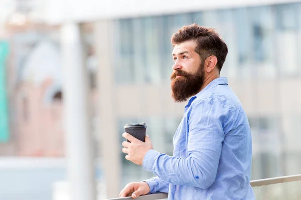 Efficienza personale. Un hipster barbuto che si gode il caffe 'da solo. Uomo bere portare via il caffè all'aperto sfondo urbano. Preparati per un nuovo giorno. Rituali quotidiani. Concetto di caffè del mattino. Carica energetica della caffeina — Foto Stock