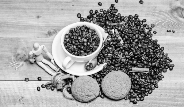 커피숍 컨셉. 카페 음료 메뉴. 커피 휴식과 휴식. 영감과 에너지 충전. 컵 풀 커피 브라운 볶은 콩 블루 나무 배경입니다. 신선한 볶은 커피 콩. 카페인 개념 — 스톡 사진