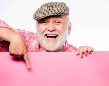 Hafta sonu eğlencesi. Genel bilgi. Reklam yaşlı insanlar. Duyuru konsepti. Emekli poster bilgileri kopyalama alanı tutun. Kıdemli sakallı adam afiş yer bilgi dışarı gözetleme