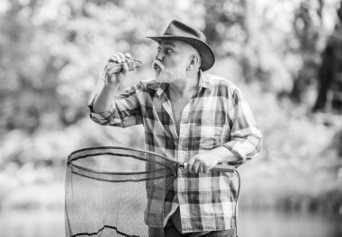 en sevdiği aktivite. emekli sakallı balıkçı. büyük oyun balıkçılık. pothunter. adam balık yakalayarak. spor aktivite ve hobi. Alabalık yemi. olgun adam balıkçılık. yaz hafta sonu. olta ile balıkçı