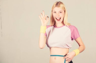 Fitness ve sağlık. Kadın ince bel mükemmel karın ve bant ölçüsü. Zayıflamaya çalışıyorum. Fitness başarısı. Yaz bedenini hazırlayın. Fitness sonucu. Kalori yakmak fitness egzersizi. Kilo kaybı