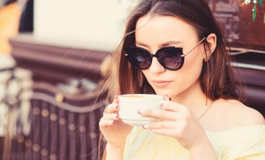 Günaydın. Kahvaltı zamanı. gözlük şık kadın kahve içmek. kız kafede dinlenmek. İş yemeği. sabah kahvesi. Randevuyu bekliyorum. yaz modası. Kafede toplantı. Onun mükemmel kahvaltı