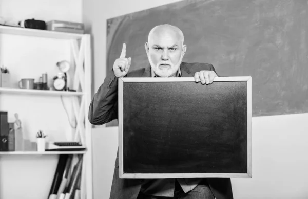 Bear in mind. exam and graduation results. information is here. senior man teacher with empty blackboard. place for copy space. Mature teacher man hold chalk board. back to school. Education concept — Stock Photo, Image