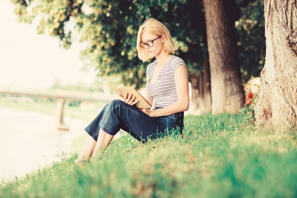 Qué libro tan interesante. inspirado por el autor de la novela. interesante historia. Relájate y consigue nueva información. leer es mi pasatiempo. Estudio de verano. estudiante chica con libro al aire libre. mujer en el parque libro de lectura —  Fotos de Stock