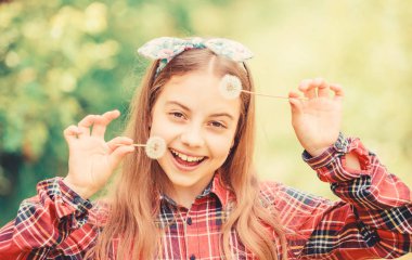 Yazın dönüşünü kutluyoruz. Karahindiba güzel ve tam sembolizm. Karahindiba kadar hafif. Eğleniyor. Yaz geldi. Yaz bahçesi çiçeği. Kız ülke rustik tarzı damalı gömlek doğa arka plan