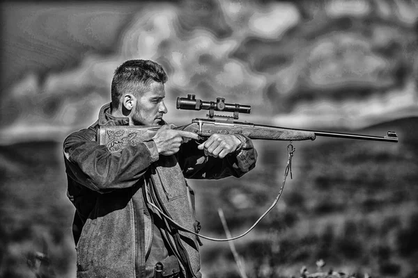 Arma de caza o rifle. Actividad pasatiempo masculino. Objetivo de caza. Hombre cazador apuntando rifle naturaleza fondo. La experiencia y la práctica dan éxito a la caza. Tipo caza naturaleza medio ambiente — Foto de Stock